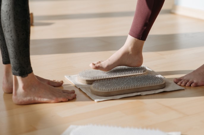 зачем стоять на иголках зачем стоять на иголках